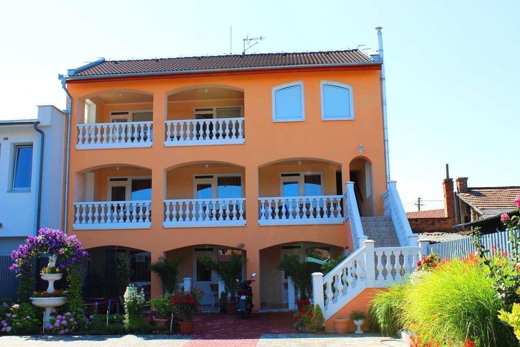 Studio Florida Sturovo Exterior photo