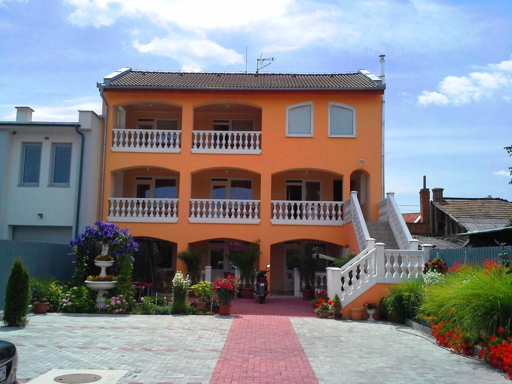 Studio Florida Sturovo Exterior photo