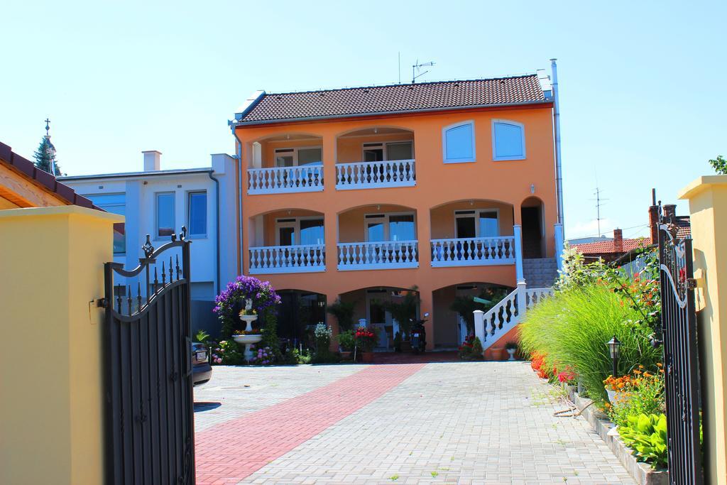Studio Florida Sturovo Exterior photo